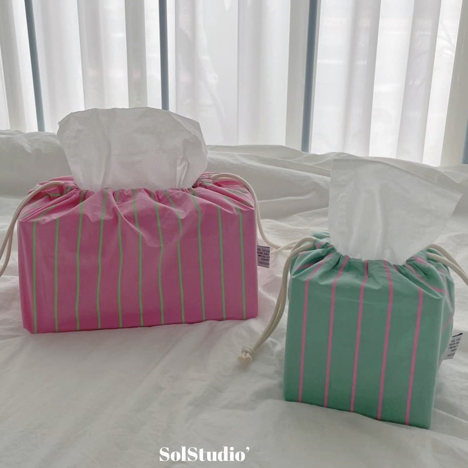 New Instagram-style multi-colored striped tissue box, perfect for living room, outdoor, and kitchen use. Fabric pull-out bag for storage.