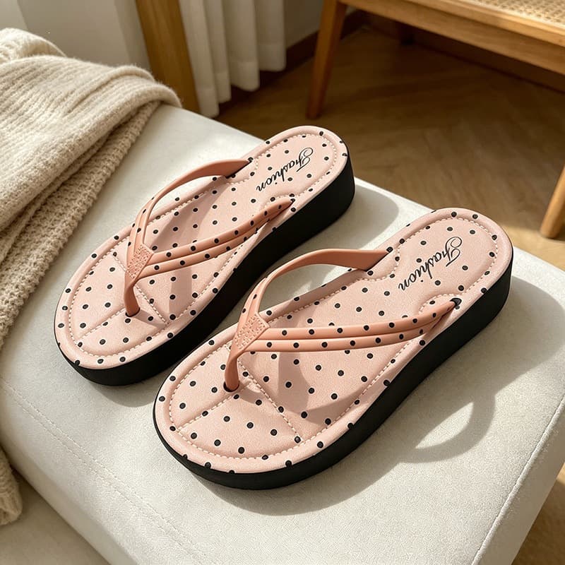 Polka-dot thick-soled flip-flops, cross-border drop-shipping, summer cute polka-dot lightweight beach flip-flops for women.