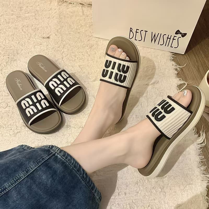 New style slippers for women to go out in summer, fashionable small fragrant beach slippers, Internet celebrity versatile indoor non-slip sandals