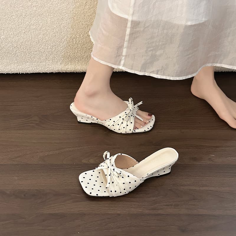 French Bow Polka Dot Flat Slide Sandals for Women Summer Outdoor 2026 New Trendy Wedge Heel Non-Slip Casual Slippers