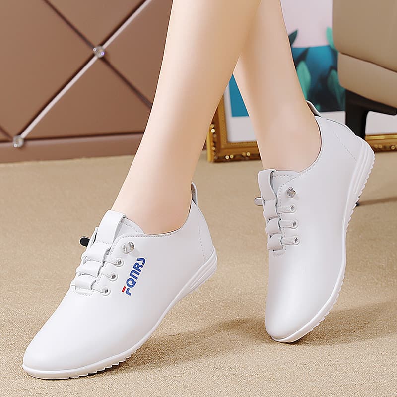 Versatile Soft Sole Leather Shoes Casual Sports Shoes Fashion Women's Large Size Single Shoes Anti-Slip Comfortable Mother Shoes Travel Shoes