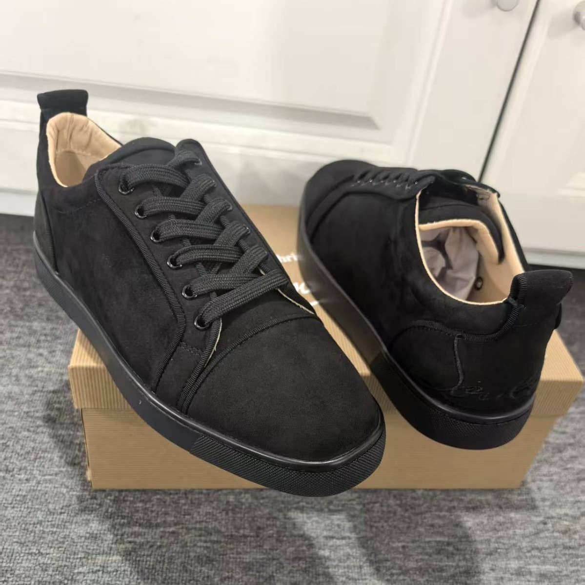 2025 New Couple Casual Sports White Shoes with Studs, Suede Lace-Up Embroidered Flat Shoes, Unisex Cross-Border Style