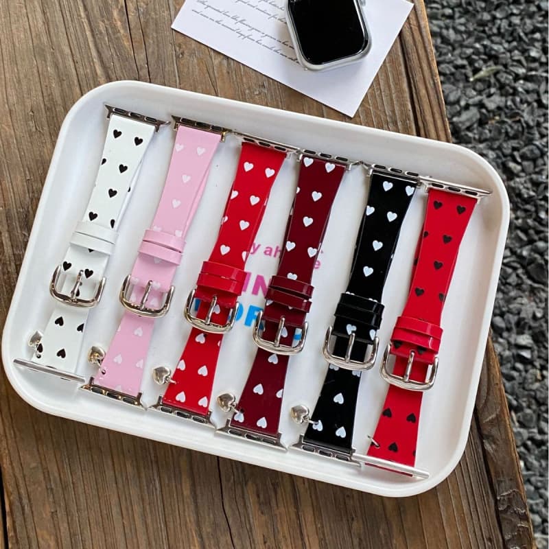 Patent leather love pendant suitable for Apple iwatchS11 watch S10 generation Applewatch9876SE strap