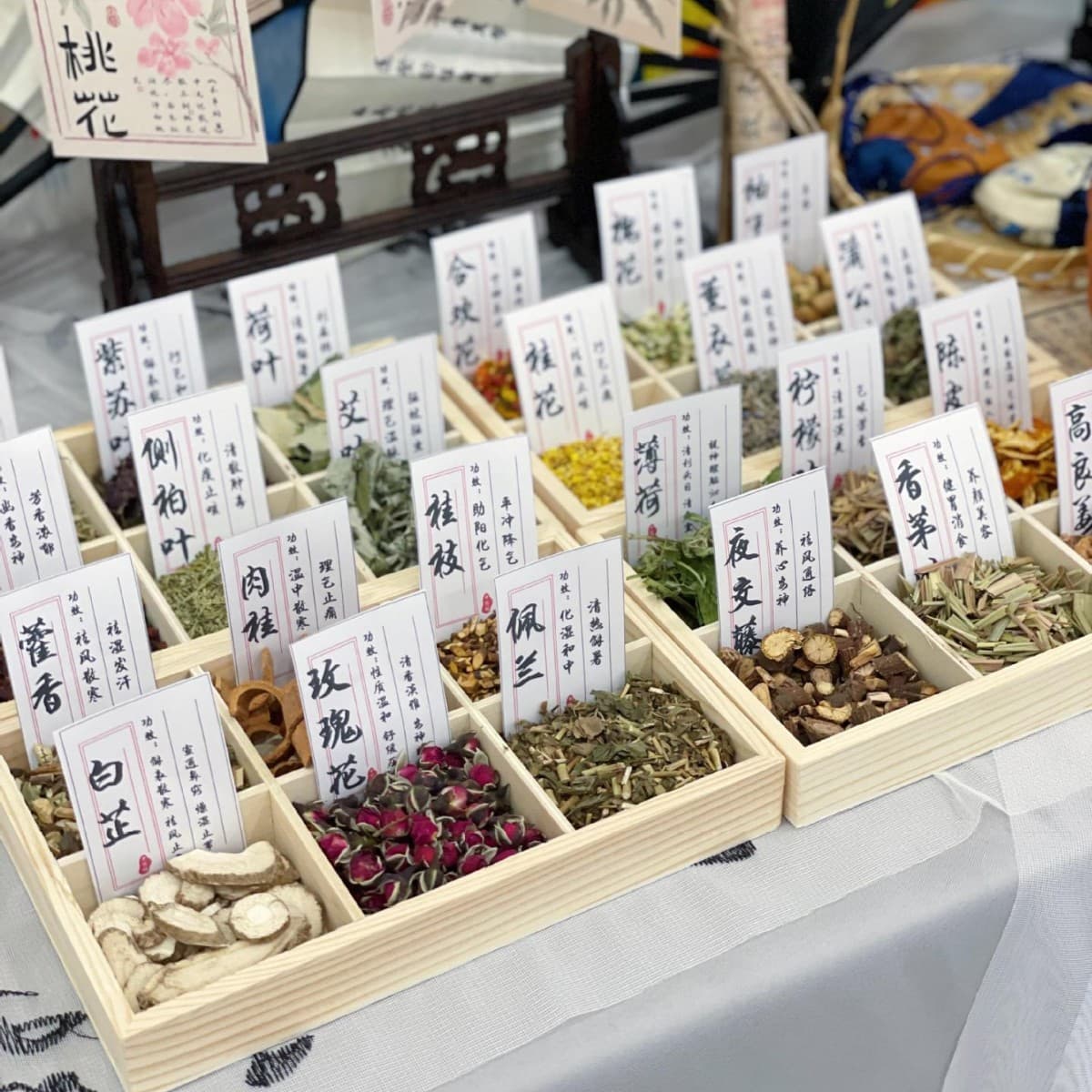 Homemade Cornelian Cherry Sachet Filling with Fragrances (DIY Material) and Mugwort Mosquito Repellent Herbal Sachets for Double Ninth Festival, Wedding Events