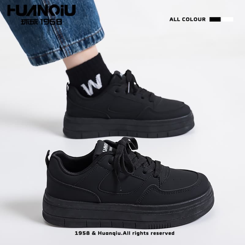 Global high-looking and versatile all-black shoes 2026 new autumn simple casual thick-soled heightening sports sneakers