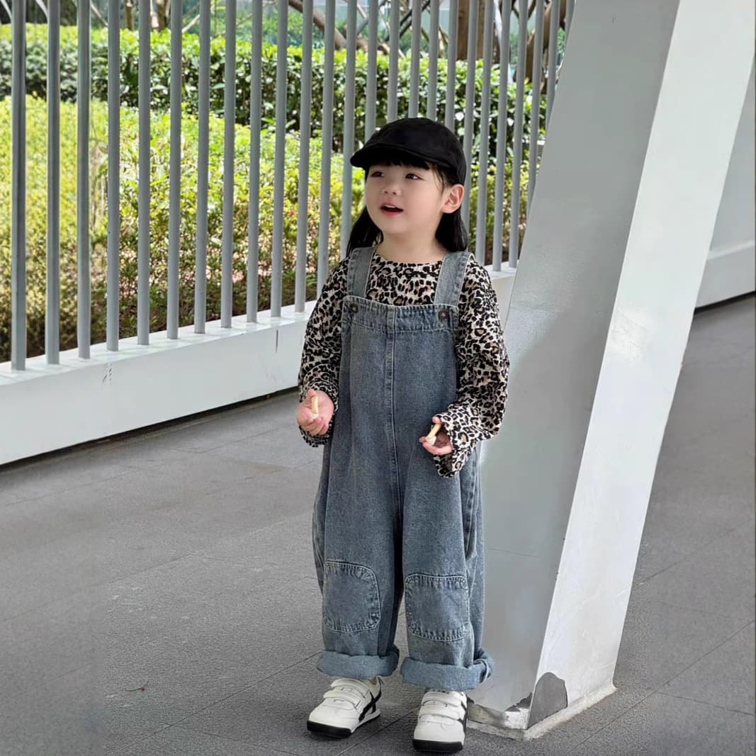 South Korea children's clothing 2025 spring and autumn boys and girls leopard print loose T-shirt top knee patch vintage denim suspenders