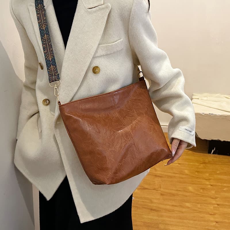 2024 New Fashion Wide Shoulder Strap Casual Simple Commuter Bucket Bag Large Capacity Shoulder Crossbody Bag Small Square Bag