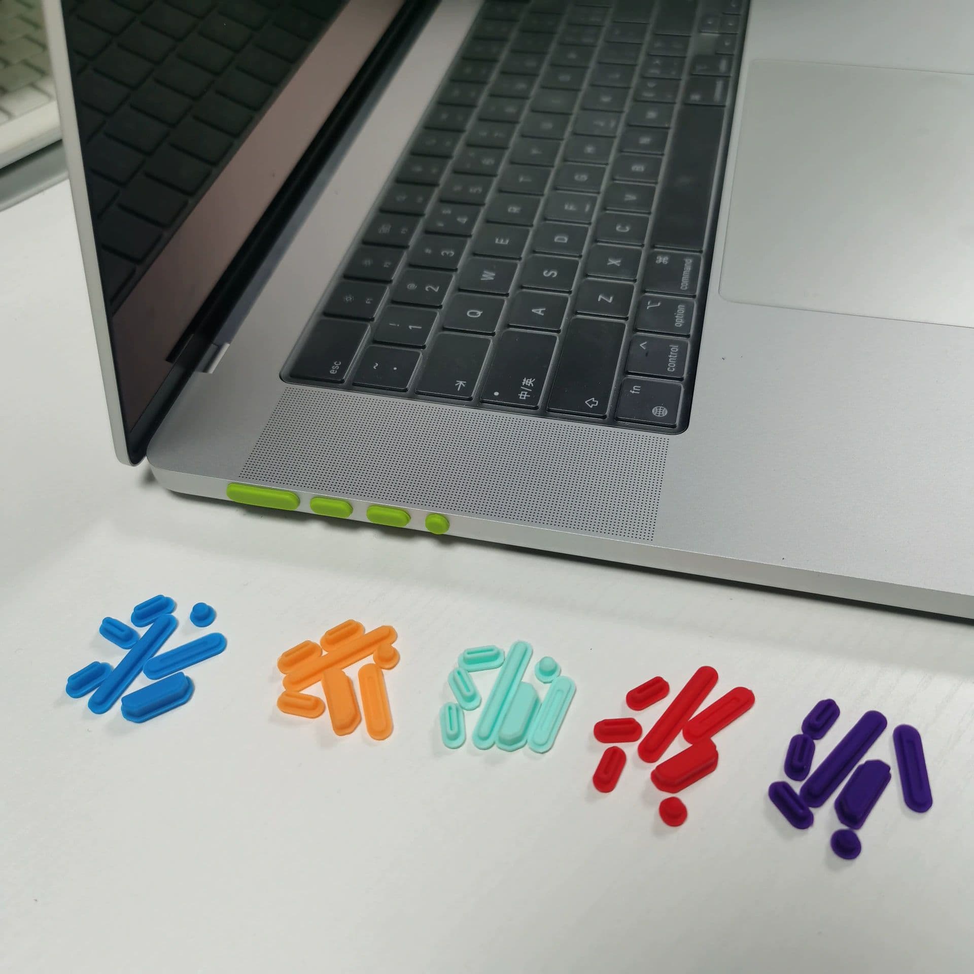 Factory stock universal dust plugs for Apple MacBook Air/Pro/Retina laptops