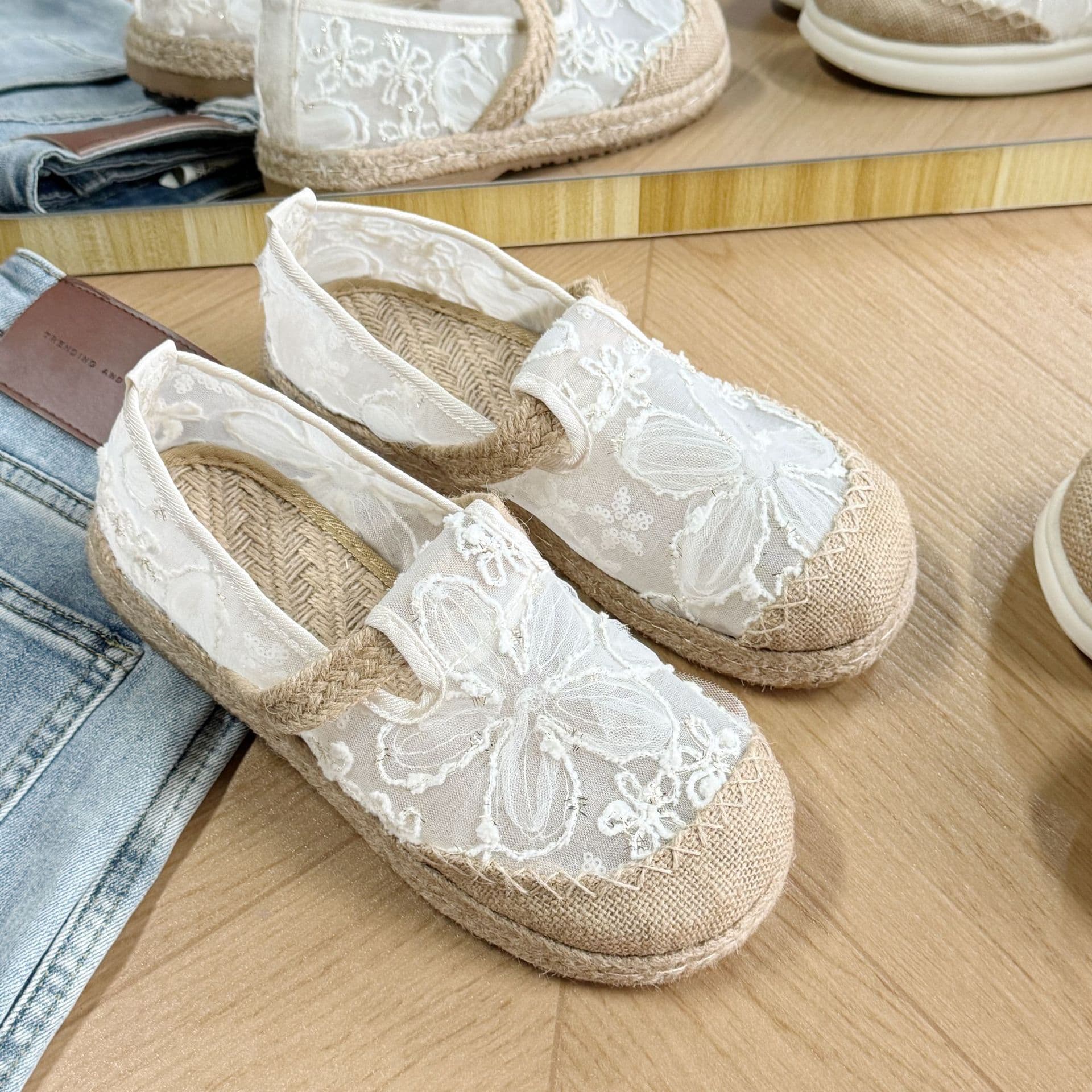 Trending Women's Embroidered Cloth Shoes Flat Shallow Mouth Single Shoes Ethnic Style Linen Mesh Shoes