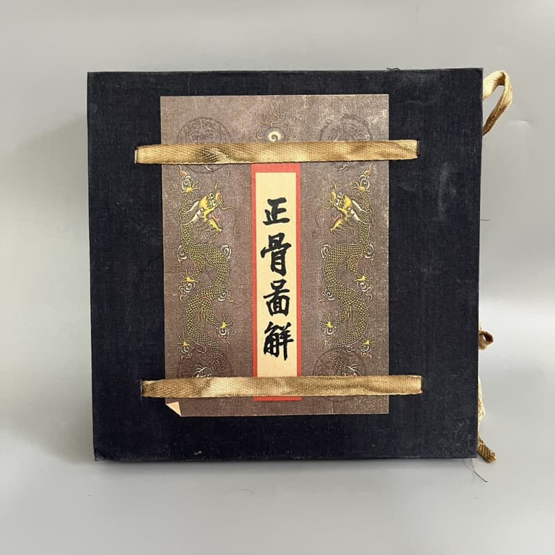 Antique-style handwritten medical and geographical classics (including bone-setting illustrations) - a set of four books, colors random.