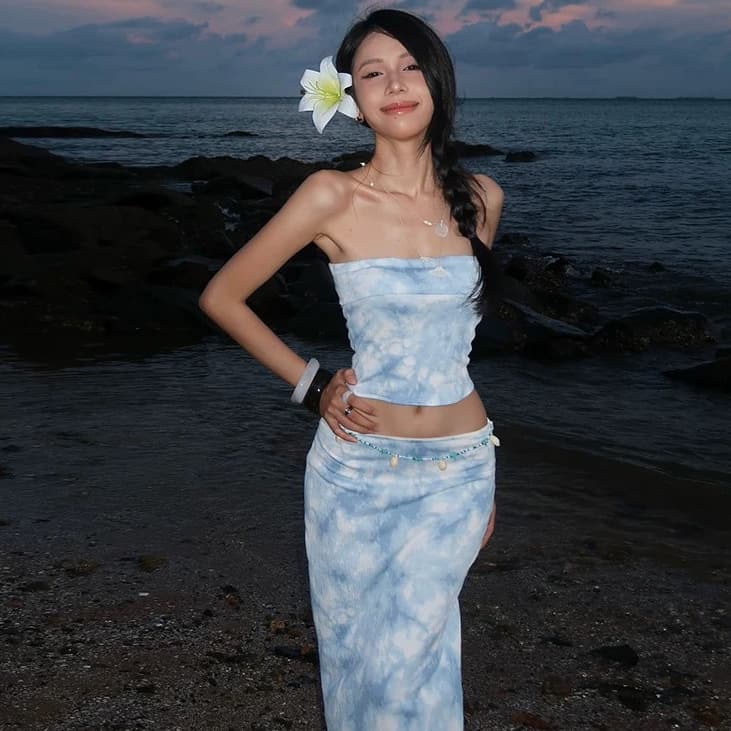Taking pictures at the beach, pure desire, gentle holiday style, blue tie-dye printed tube top vest, high waisted half-length skirt, two-piece set