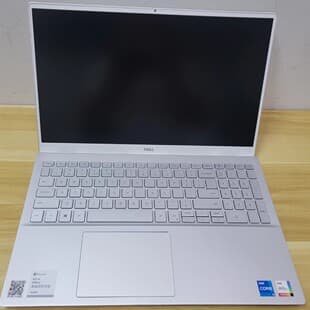 Dell Inspiron 5502 Laptop White I5-1135G7 16G 512G SSD Dedicated Graphics Business Thin and Light