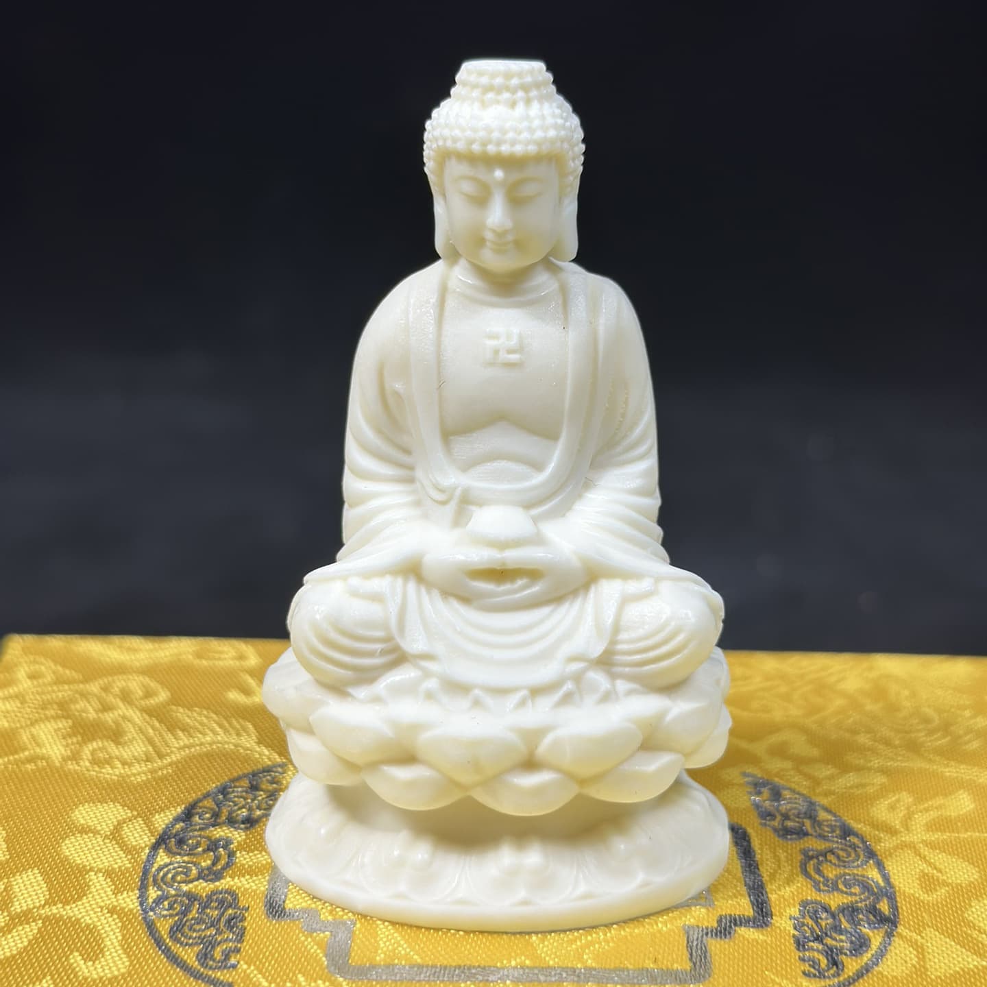 Ivory nut carved Sakyamuni Mahavairocana Buddha statue 7*3.8*3.8cm desktop craft ornament wholesale