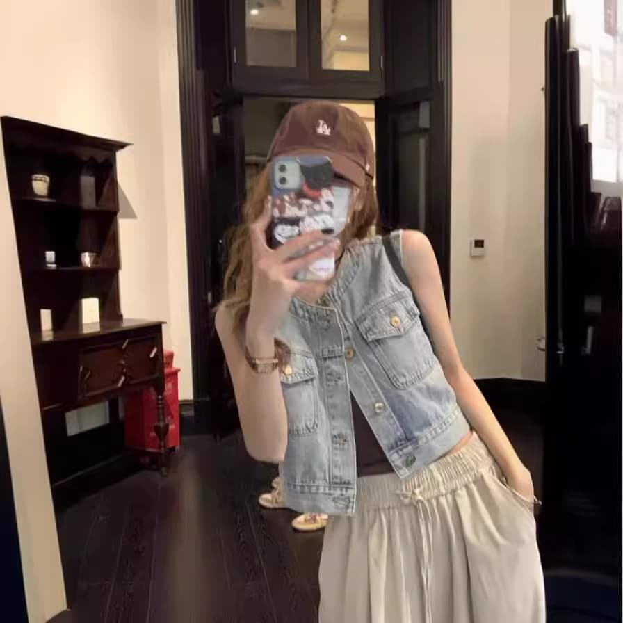 2024 Summer New Women's Denim Vest Jacket Sleeveless Top Shoulder Horse Clip Popular Internet Red Star Brand Crew Neck Design