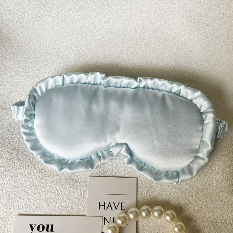 This extra-large eye mask with lace trim is stylish, solid-color, made of soft, comfortable faux silk, and protects your eyes from light while sleeping, relieving fatigue.