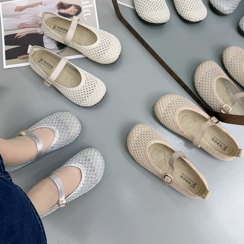 Old Beijing Cloth Shoes Women's 2026 Summer New Hollow Sandals Flat Comfortable Mesh Shoes Fashionable Versatile Mary Jane Shoes