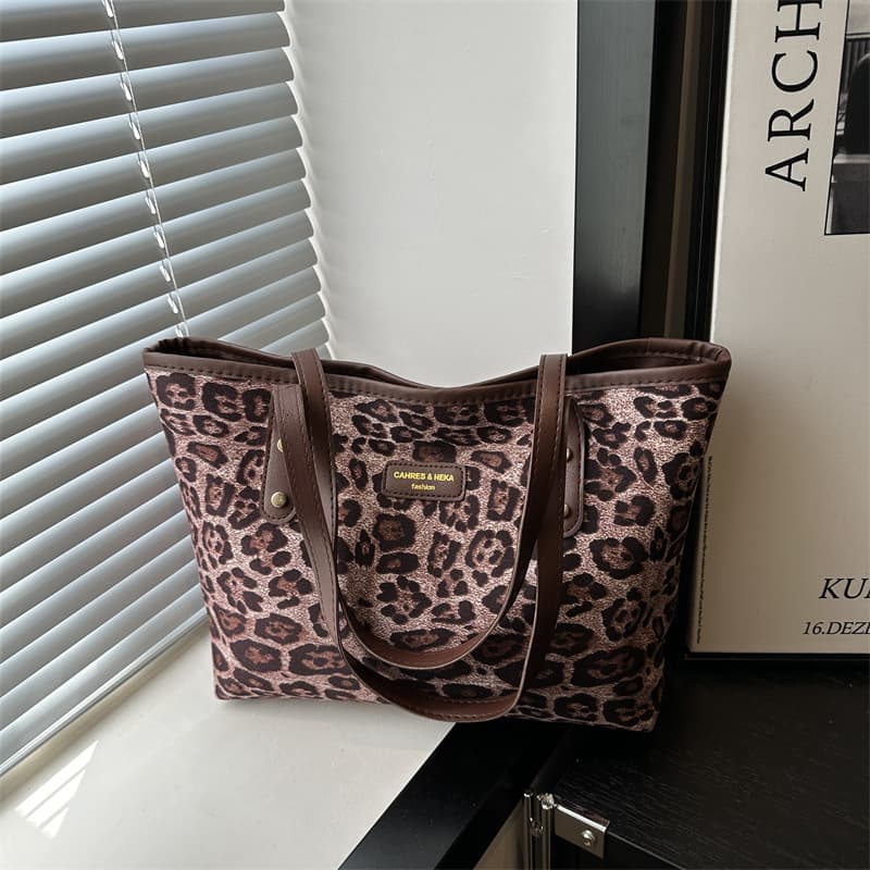 Contrast color leopard print large bag 2026 autumn and winter new large capacity commuter tote bag shoulder bag texture armpit bag