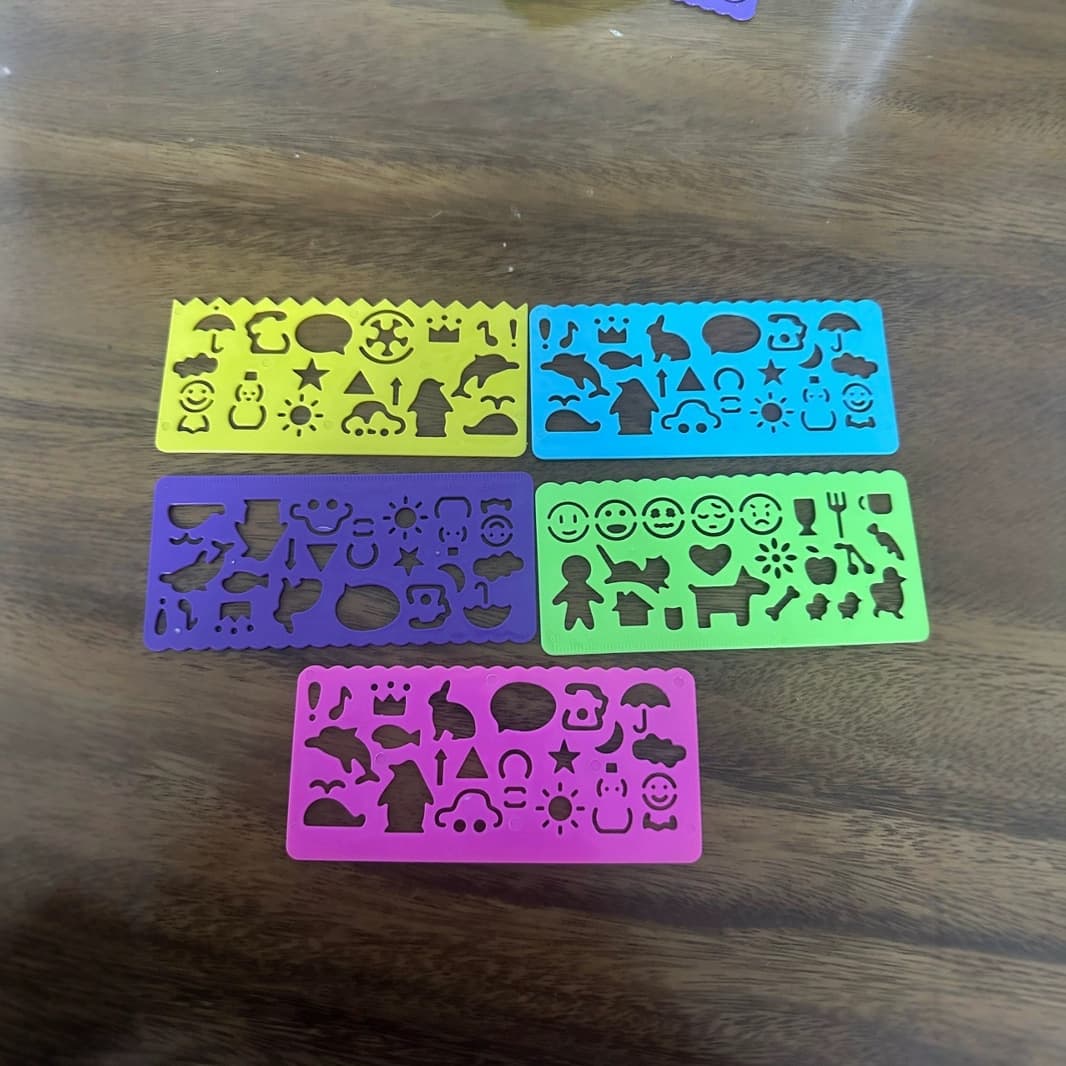Creative kaleidoscope ruler templates for elementary school students' hand-drawn posters, featuring various geometric drawings, rulers for drawing different patterns, and quick sketching.