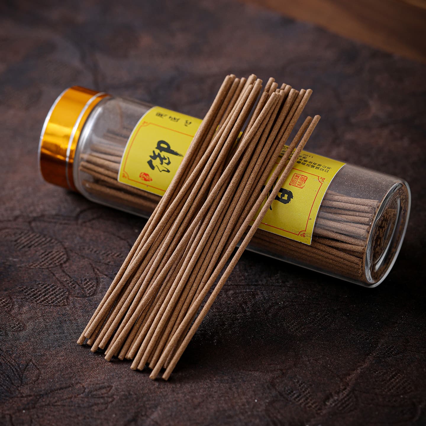 Hue Agarwood Incense Sticks, Pear Bedroom Incense for Home Use, Old Mountain Sandalwood for Indoor Air Purification, Incense Sticks with Holder Box