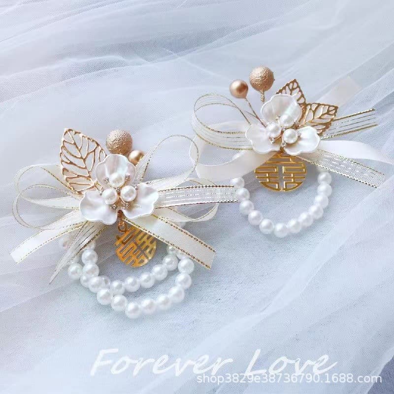 Bridesmaid wrist corsages, bridesmaids' hand flowers, forest-themed Korean wedding bracelets, father-in-law, groom, and best man brooches