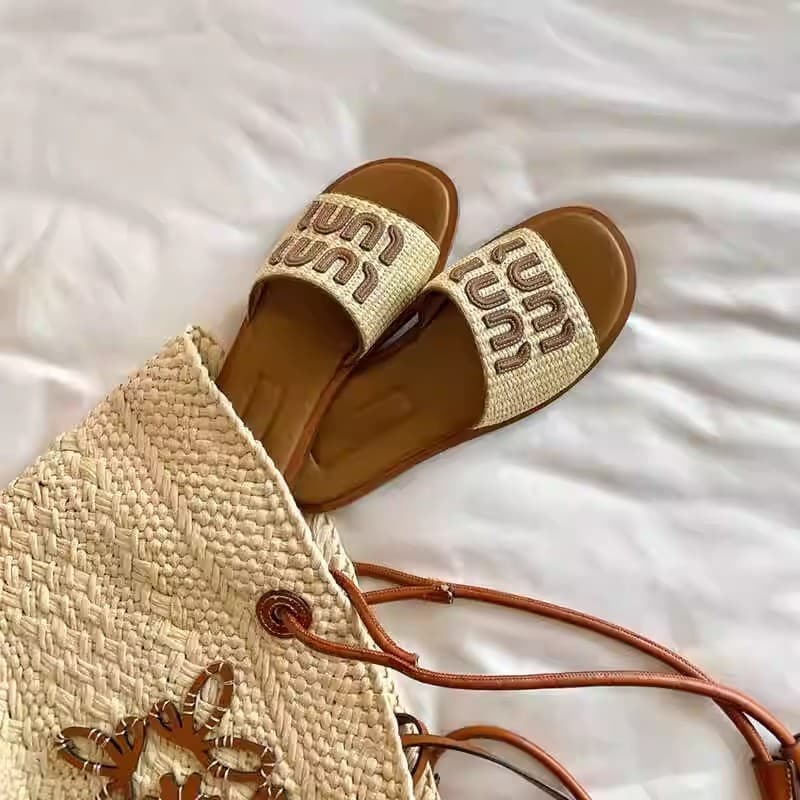 Ready Stock and Shipped Instantly! Fashionable and Versatile New Amiu Holiday Woven Flats Beach Slippers for Women, Sandals and Slippers for Outer Wear