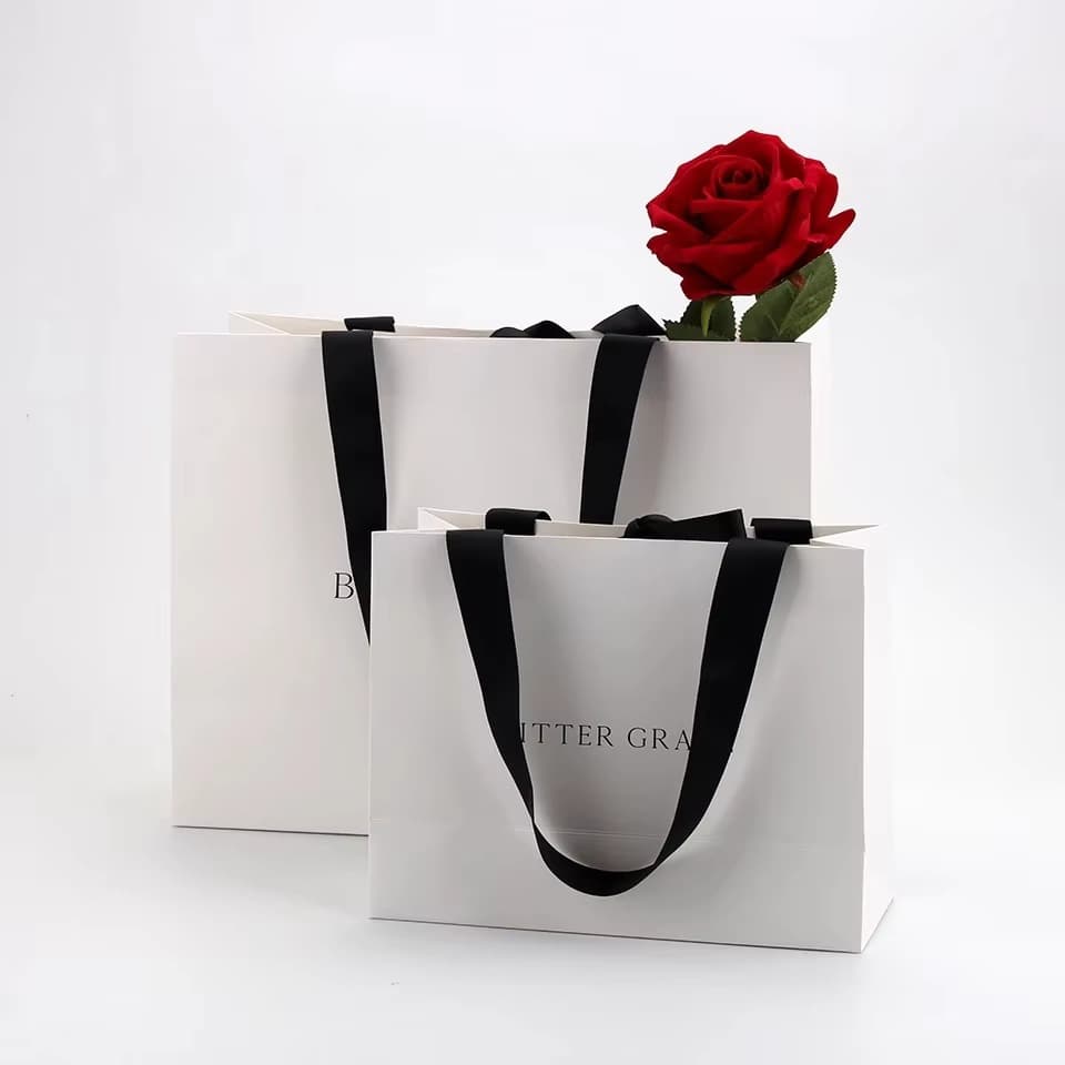 Paper Bag Customized Luxury White Kraft Paper Gift Bag Ribbon Embossed Clothing Craft Packaging Art Paper Durable