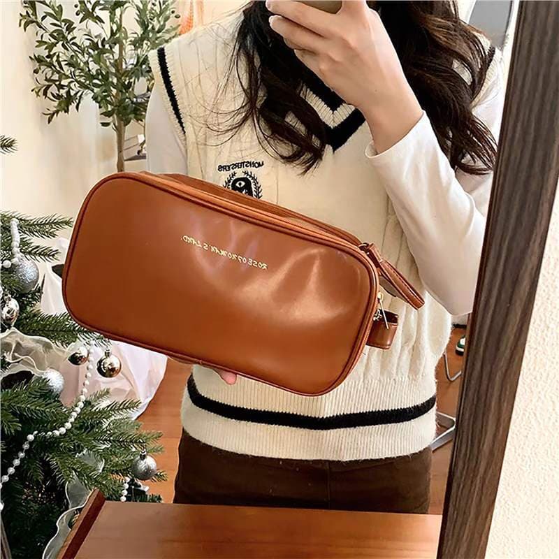Three-Year-Old Cat Three-Layer PU Cosmetic Bag, Retro Fashion, Versatile Waterproof Commuter Bag, Portable Large-Capacity Toiletry Bag for Going Out