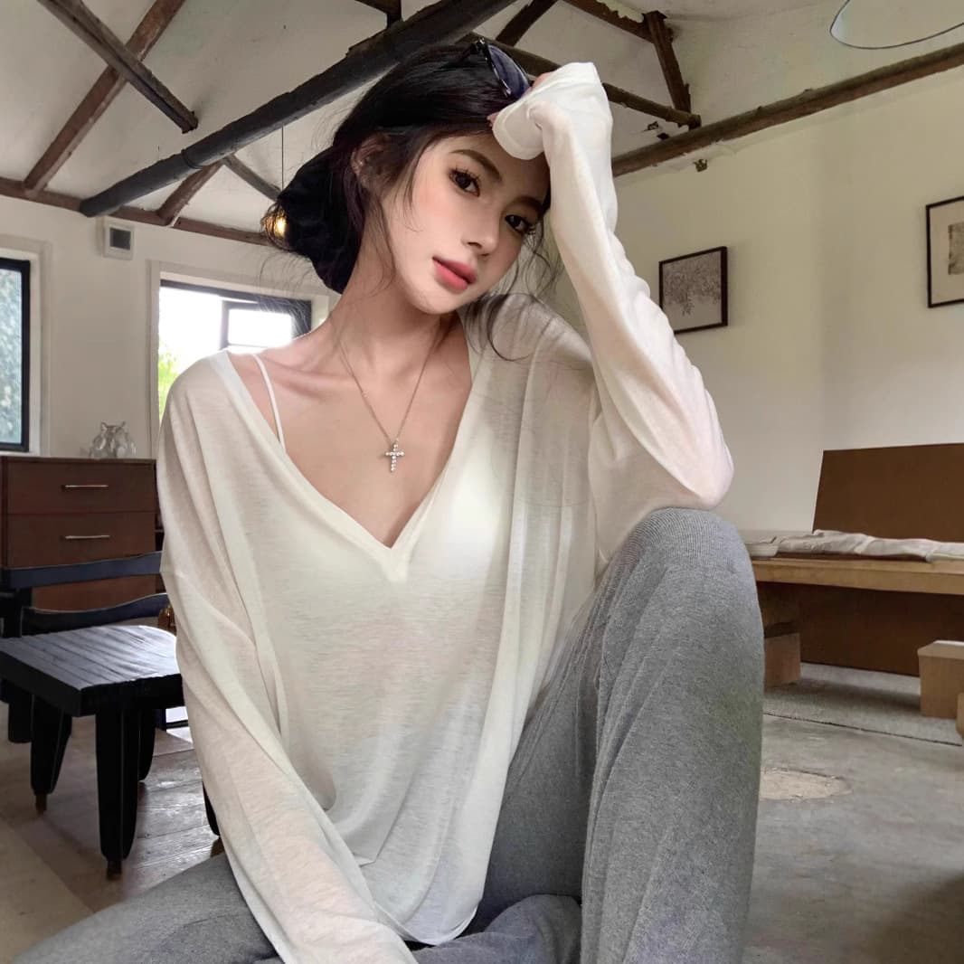 Relaxed and breezy white V-neck sun protection T-shirt for women, summer style, sexy and alluring, thin and loose-fitting air-conditioning cover-up top.