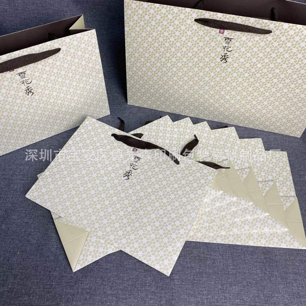 Snowflake weather single gift bag, lady's three-piece gift bag, lotion and lotion set, skin care product handbag, various brand packaging