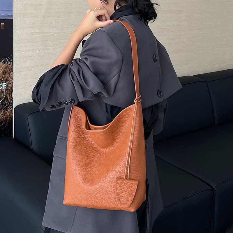 Soft Leather Tote Bag Large Capacity Commuter Tote 2026 New Trendy Fashion Shoulder Bag Casual Versatile Underarm Bag