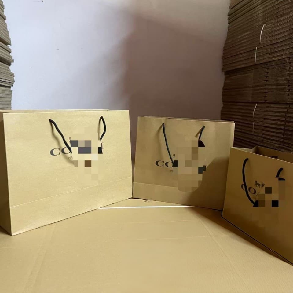 European and American gift bag COACH yellow kraft paper handbag paper bag C-brand airplane box stock wholesale