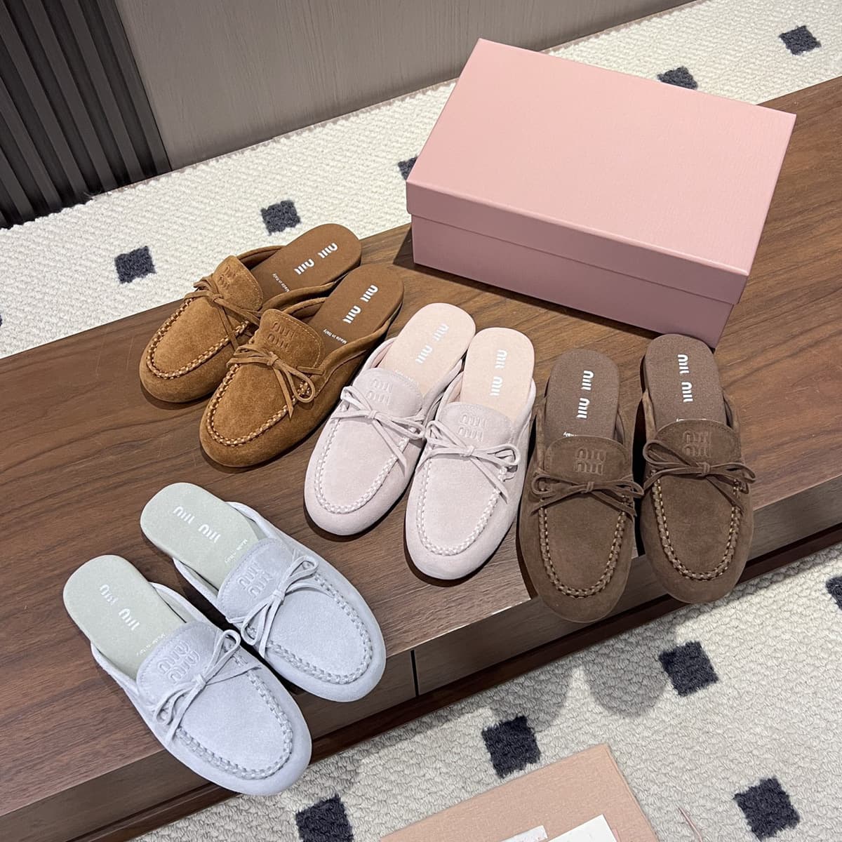 2026 Miu Miu Same Style Vintage Genuine Leather Bowknot Toe-covered Half Slippers for Women Flat Heel Casual Lazy Shoes Mules