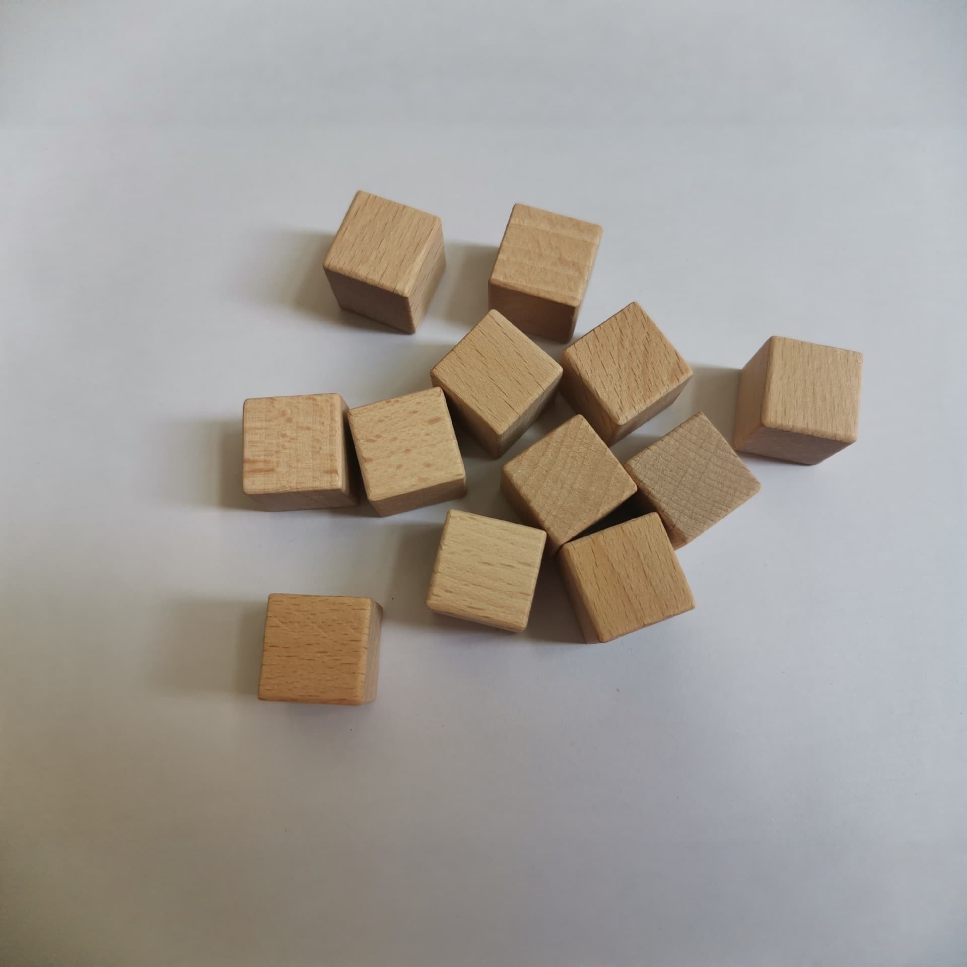 Factory direct stock beech wood square blocks with chamfered edges, unvarnished, rounded corners, children's educational toys, DIY teaching aids, wholesale
