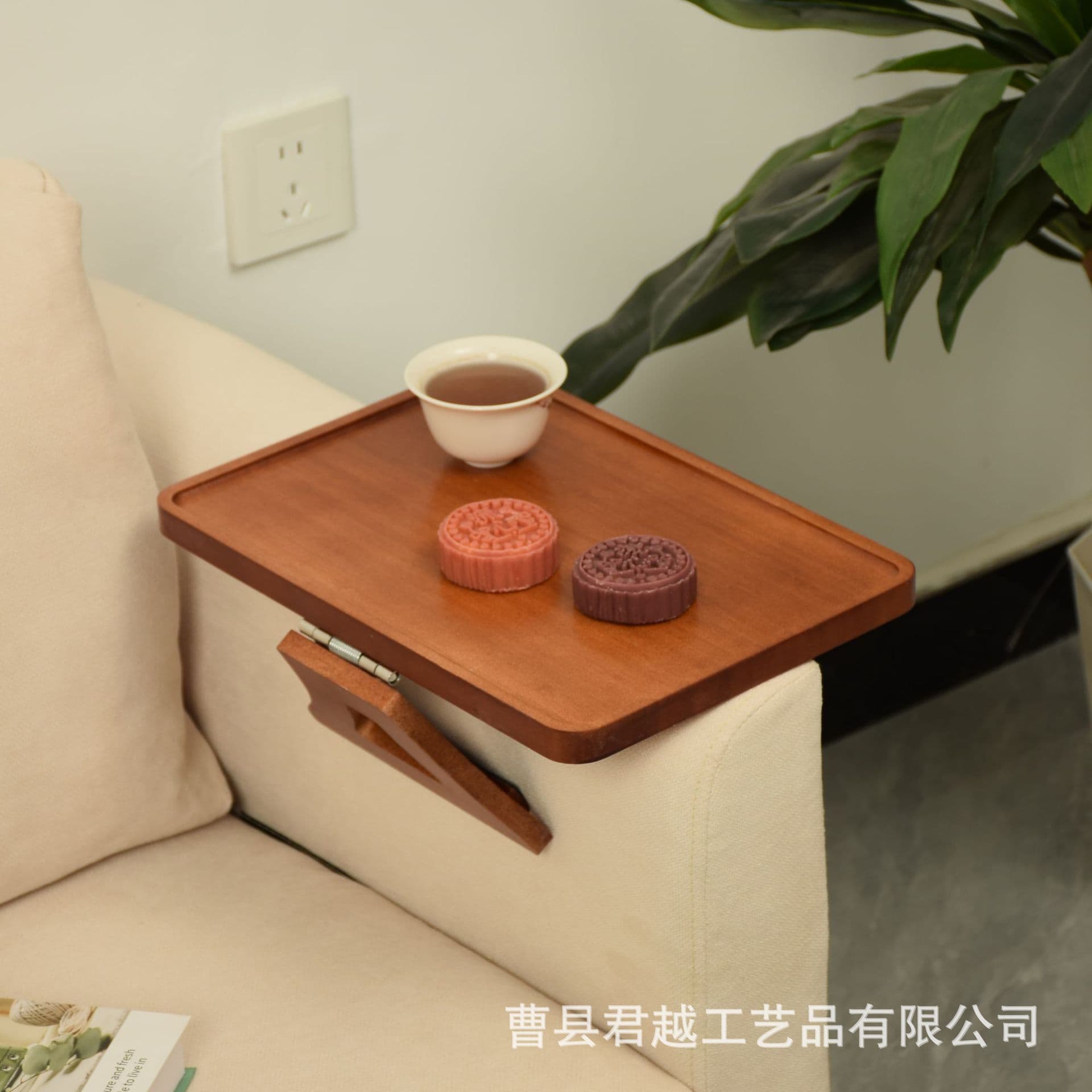 Production of wooden lazy sofa armrest tray storage rack foldable wooden pallet non-slip sofa armrest tray