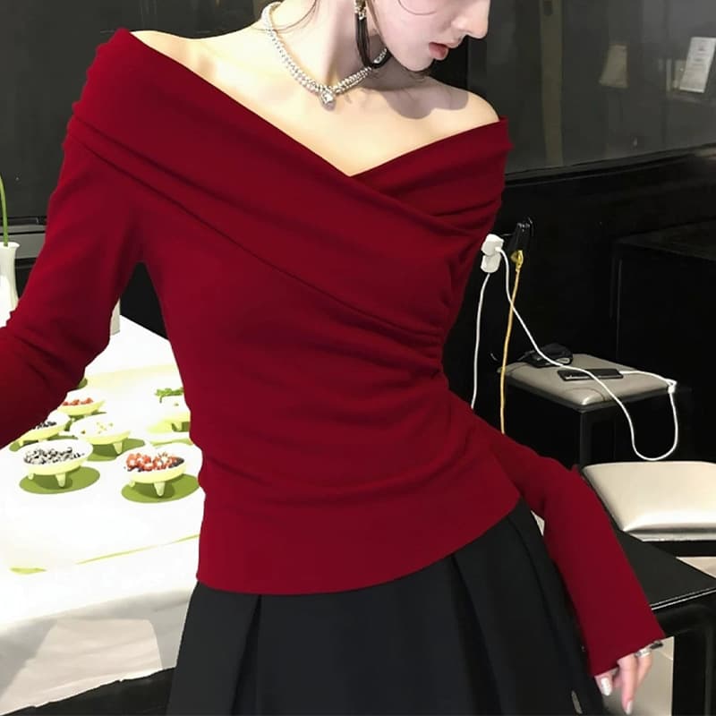 French-Style Sweet and Spicy Red Off-Shoulder V-Neck Base Shirt for Women, Stylish Long-Sleeve T-Shirt, Stunning Top for Autumn and Winter