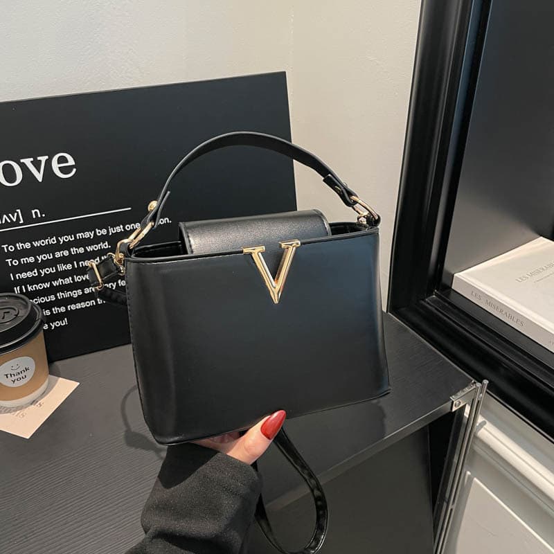 Solid Color Structured Fashion Shoulder Bag, European and American Retro Textured Women's Bag, 2026 Spring/Summer New Style Handheld Crossbody Bag