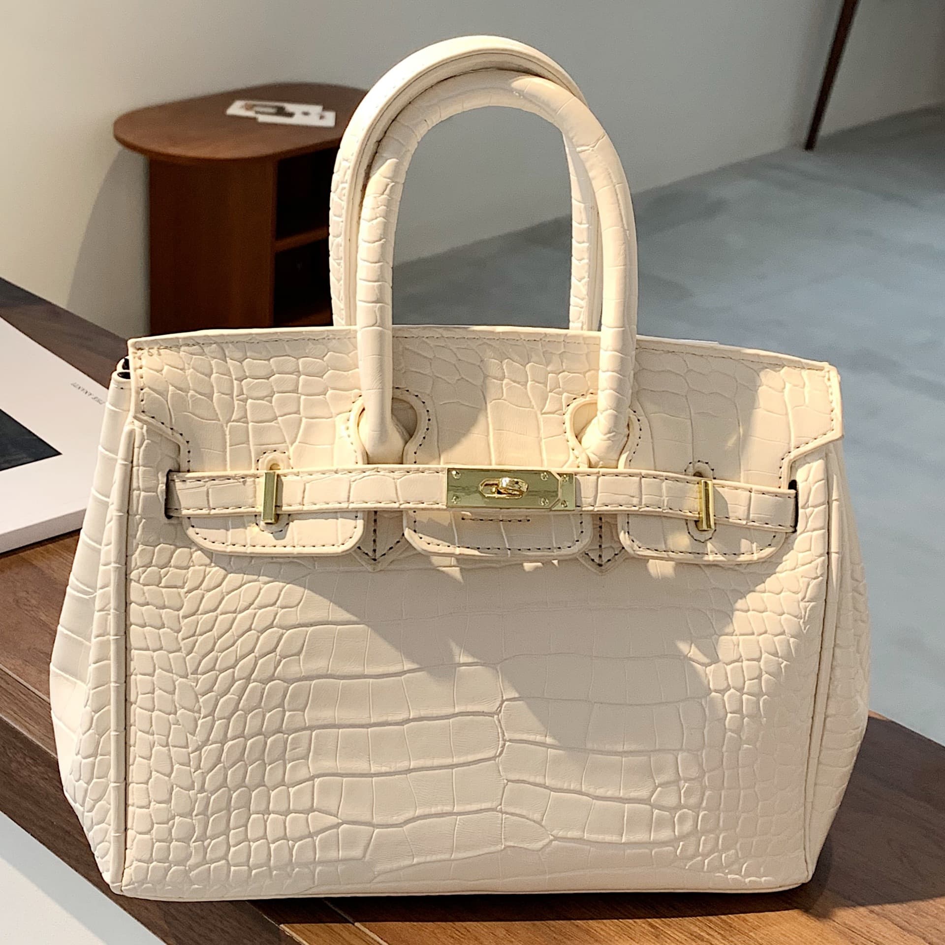 Cross-Body Commuter Fashion Handbag for Women, Premium Crocodile Pattern Platinum Bag, Trendy Single Shoulder Crossbody Bag