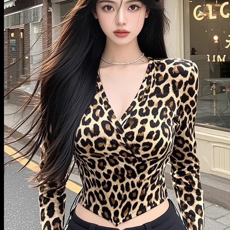 Short Fitted V-Neck T-Shirt for Women, Spring/Fall Fashionable Leopard Print Crop Top, Sexy Streetwear