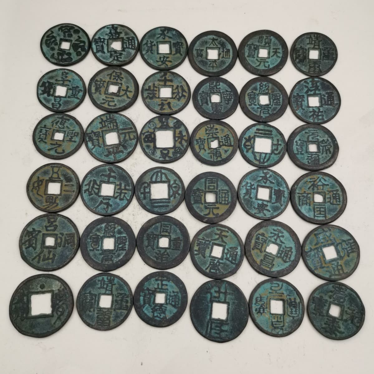 Antique-style Tang, Song, Yuan, Ming, and Qing copper coins with aged patina, bulk wholesale of old coins, diameter 2.5cm
