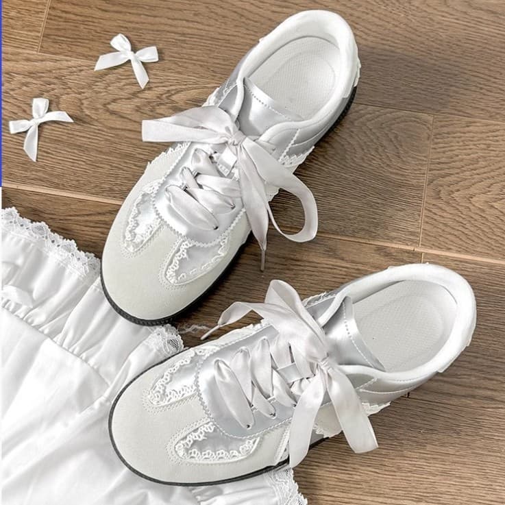 Niche Retro Women's Shoes Versatile Board Shoes Silver German Trainer Shoes 2026 Spring Autumn New Style Lace White Shoes