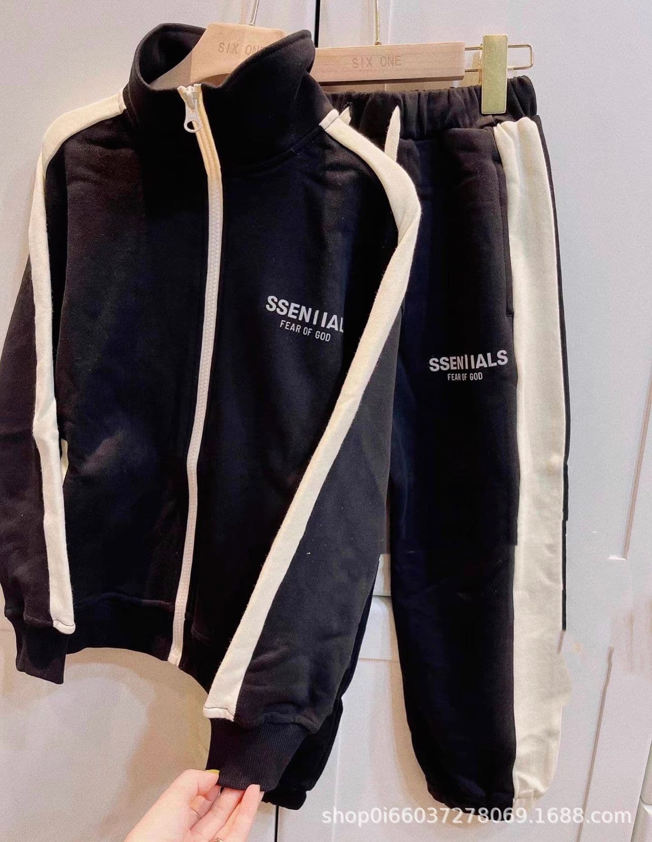 Simple and handsome spring and autumn children's sports suit for middle-aged and older children in the school season. Boys' zipper sweatshirt terry thin jacket