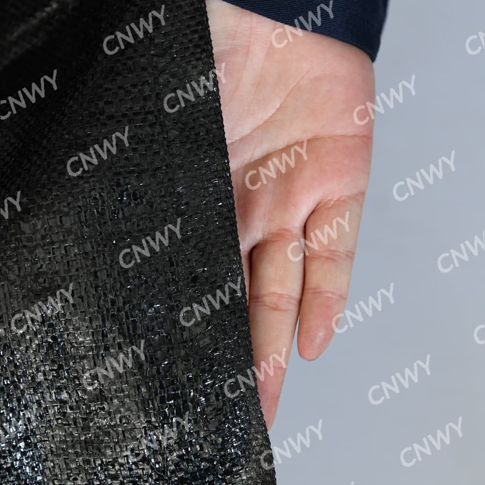 Custom-made agricultural black PE weed control fabric, garden weed control netting, polyethylene plain weave cold-proof weed control cloth.