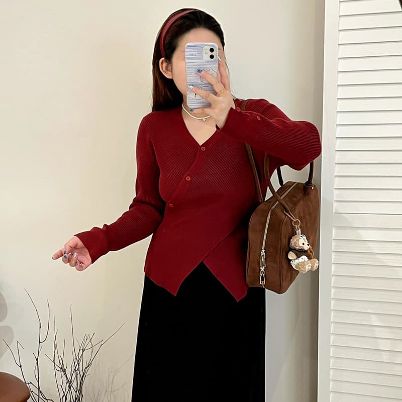 Plus Size Women's V-Neck Irregular Design Top, 2025 Winter Style, Slimming Knit Sweater for Curvy Women, 23602