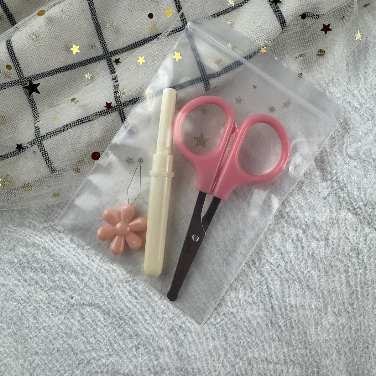 Complete set of plastic threaders, DIY multi-functional thread puller + needle set, sewing machine needle threader, thread remover, scissors