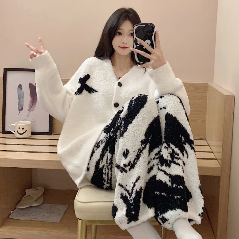 Coral velvet pajamas for women in autumn and winter Internet celebrity popular cardigan embroidered soft knitted half-velvet home wear set