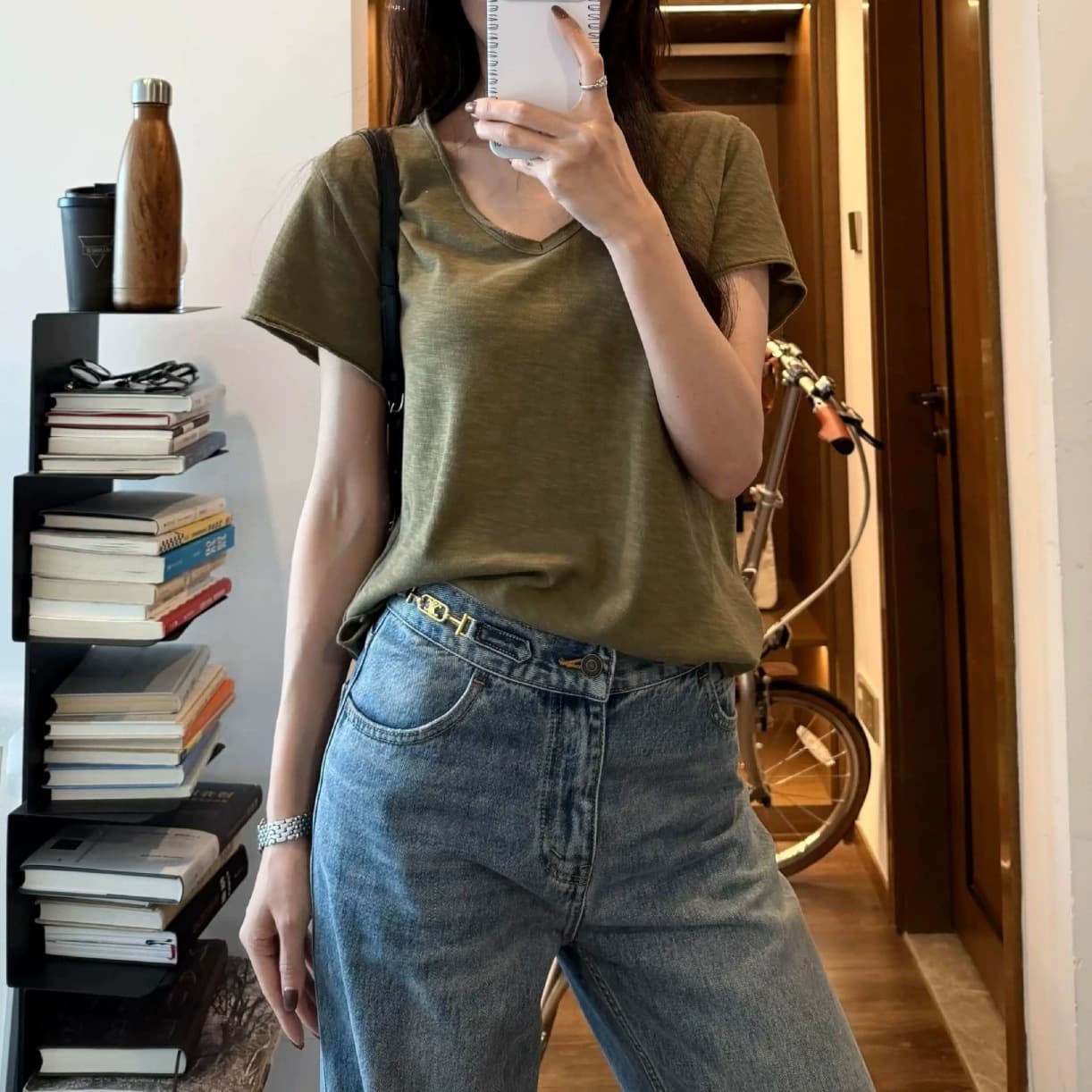 Olive green V-neck curled short-sleeved T-shirt for women in summer, Korean style, loose, lazy, niche, high-end, white casual top