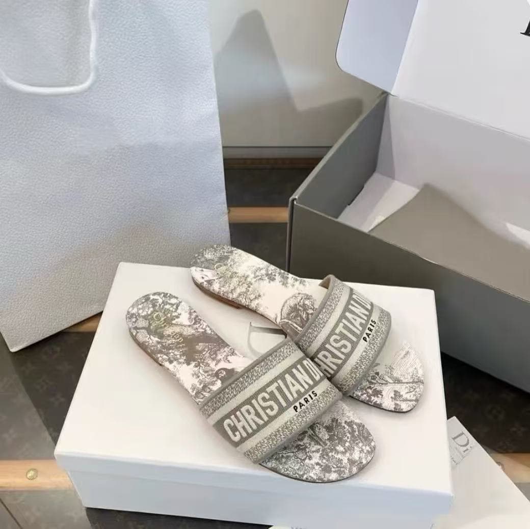 2026 New D Brand Embroidered Slippers for Women Summer Outdoor Rhinestone Genuine Leather Chunky Heel Flat One-Strap Sandals