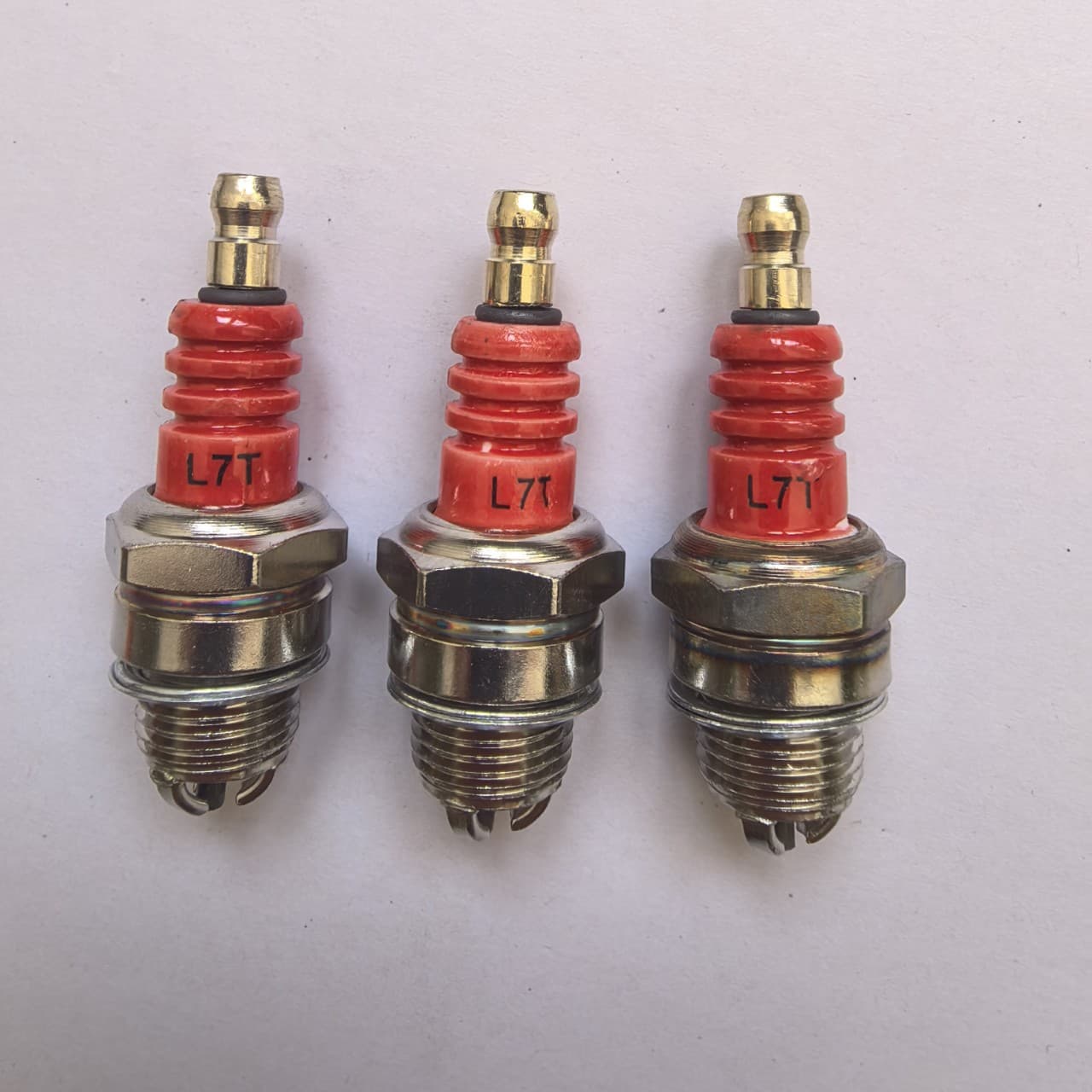 Three-claw L7T spark plug 52 logging saw gasoline saw 40-5 lawn mower two-stroke gasoline engine red spark plug