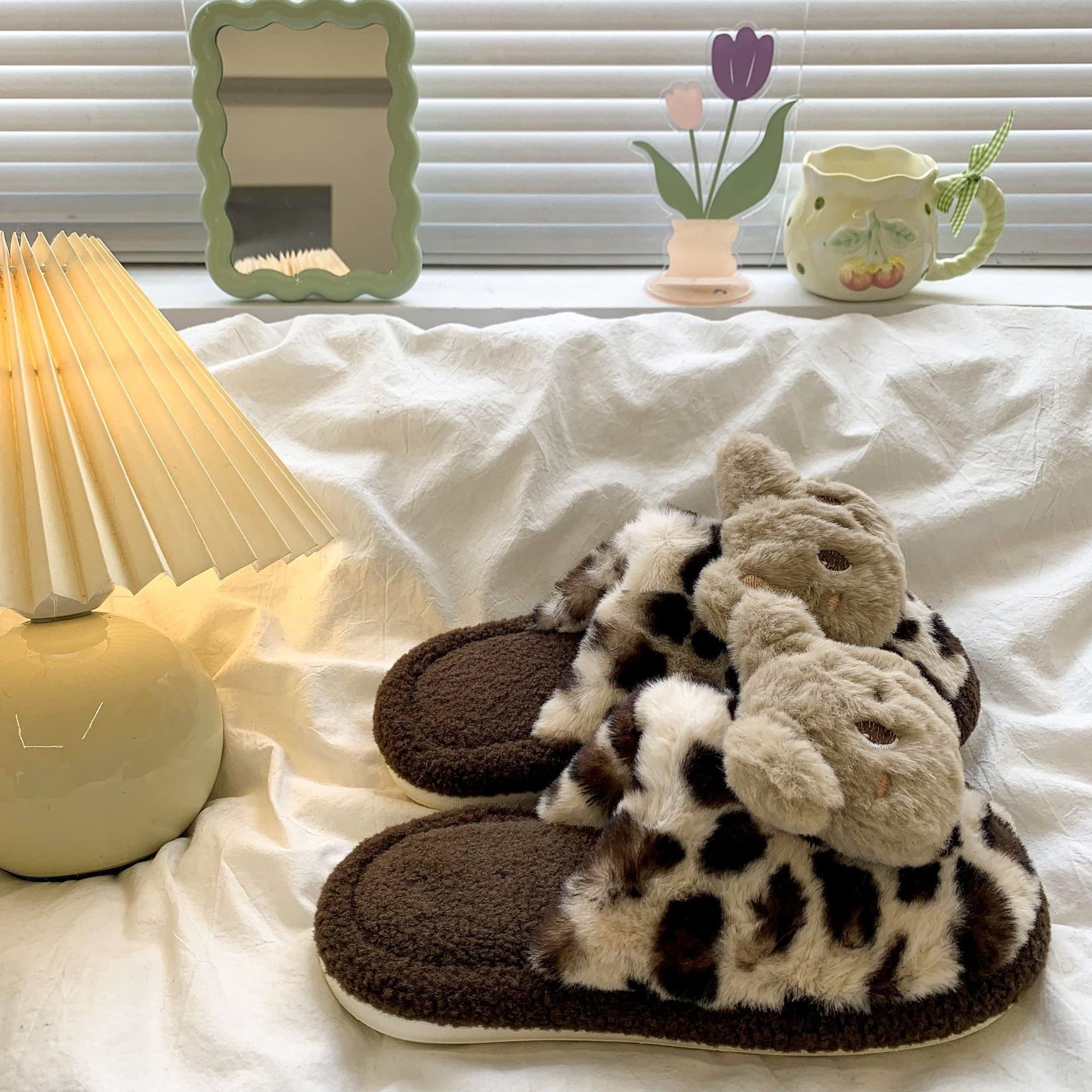 Cute leopard print fur slippers for women, new autumn/winter 2025 style, fleece-lined, warm, non-slip, odor-resistant cotton slippers for home use.