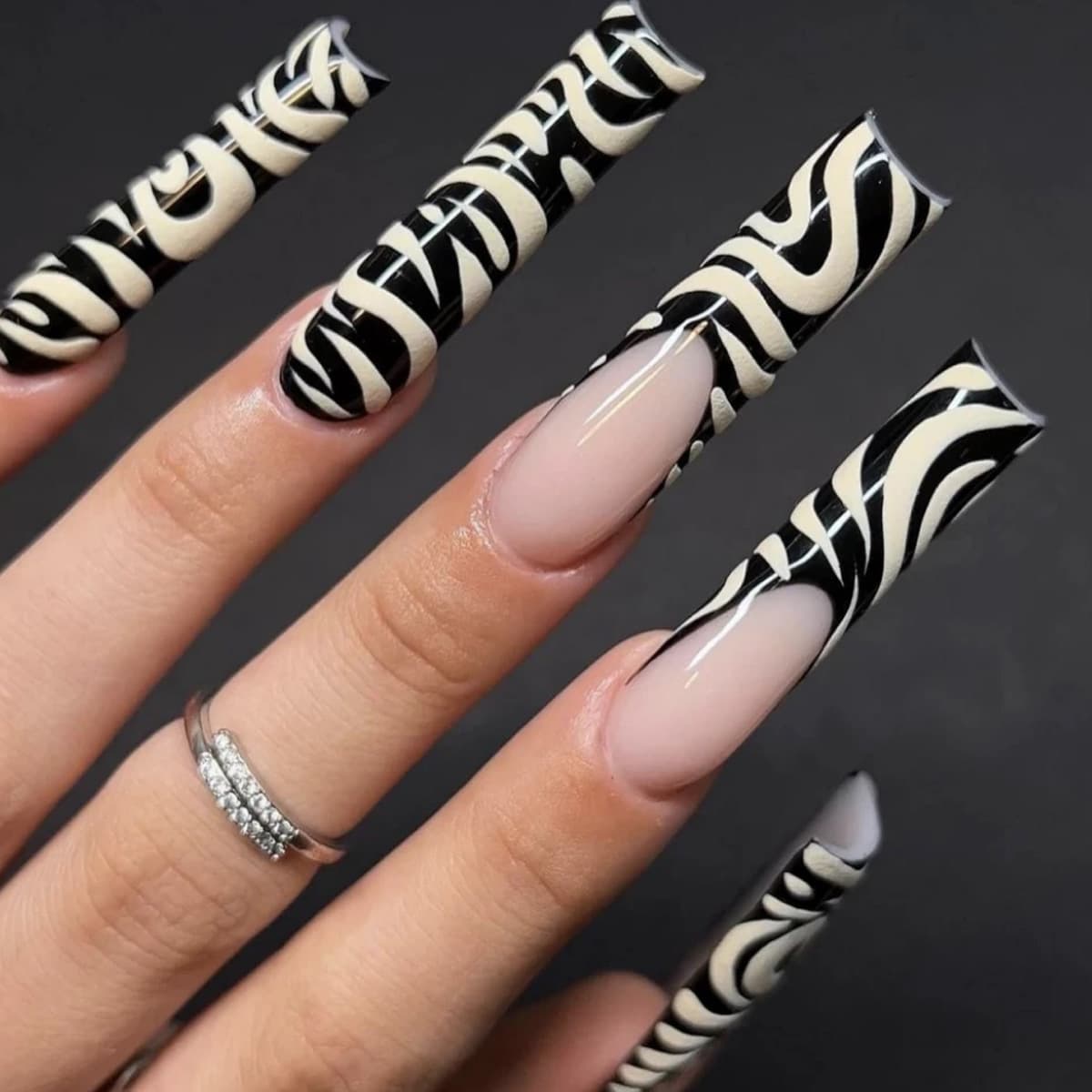Black and White Extra-Long Coffin Nails, Irregular Grid Lines, Leopard Print Geometric Fake Nails, Cross-Border Wholesale Nails